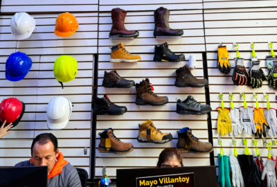 Exhibición de botas de seguridad industrial y cascos en el showroom de Mapogos Safety.