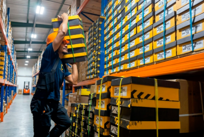 Distribución y almacenamiento de equipos de protección personal (EPP) en el almacén logístico de Mapogos Safety.