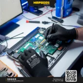 Manipulación de componentes electrónicos con guantes EUROLITE 13P110.